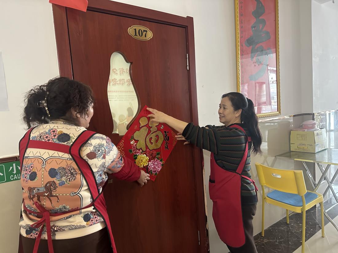 2.護理員為每一個房間都貼上春聯.JPG