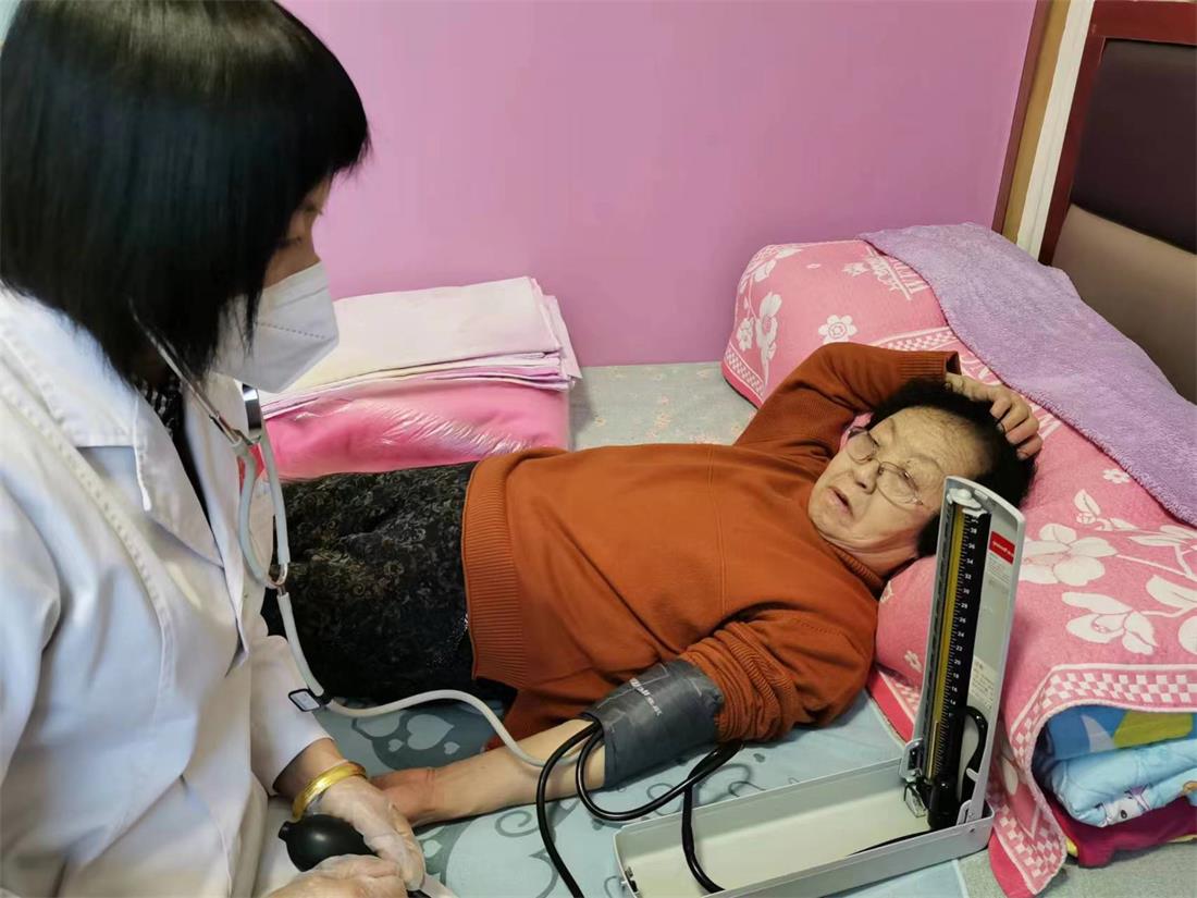 3.醫(yī)務人員為老人監(jiān)測血壓.JPG